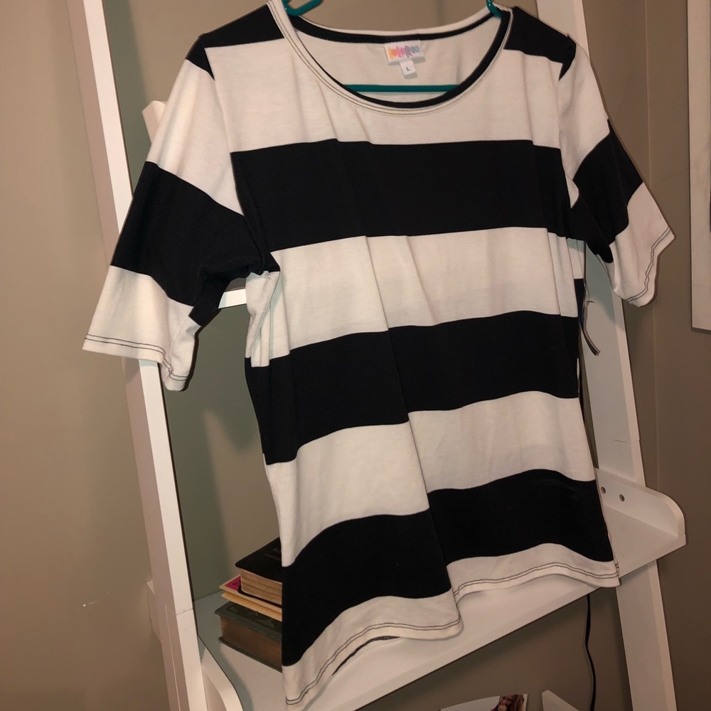 LuLaRoe Mid-Sleeve Tee 🌻 Size Large